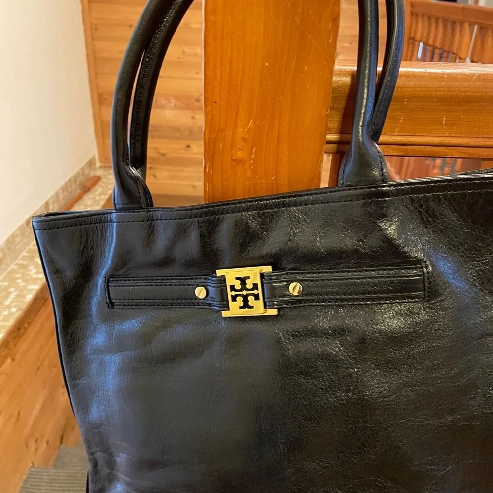Authentic Leather Tory Burch Shoulder Bag .